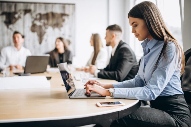 grupo-de-pessoas-trabalhando-no-plano-de-negocios-em-um-escritorio