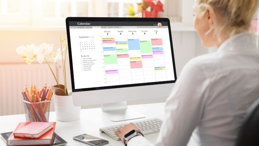 pessoa organizando uma escala de trabalho semanal em um computador.