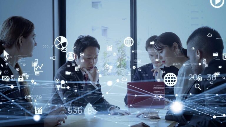 equipe corporativa em reunião com elementos digitais interativos.