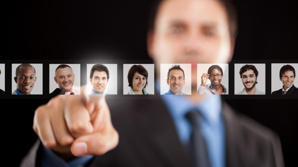 homem selecionando perfil de colaborador em tela virtual.
