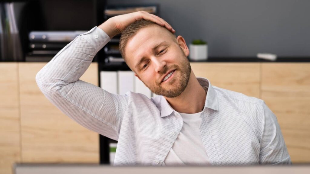 homem fazendo alongamento cervical durante o expediente no trabalho.