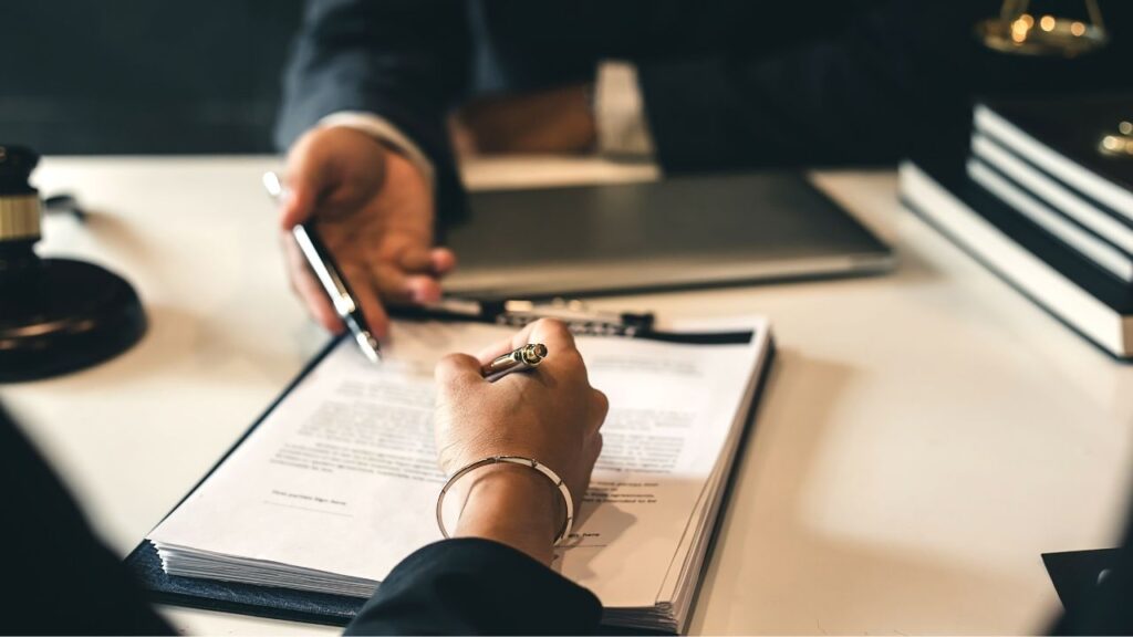 assinatura de contrato entre duas partes em ambiente jurídico.